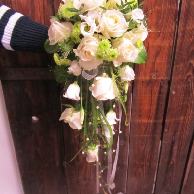 weißer hängender Brautstrauß mit Rosen